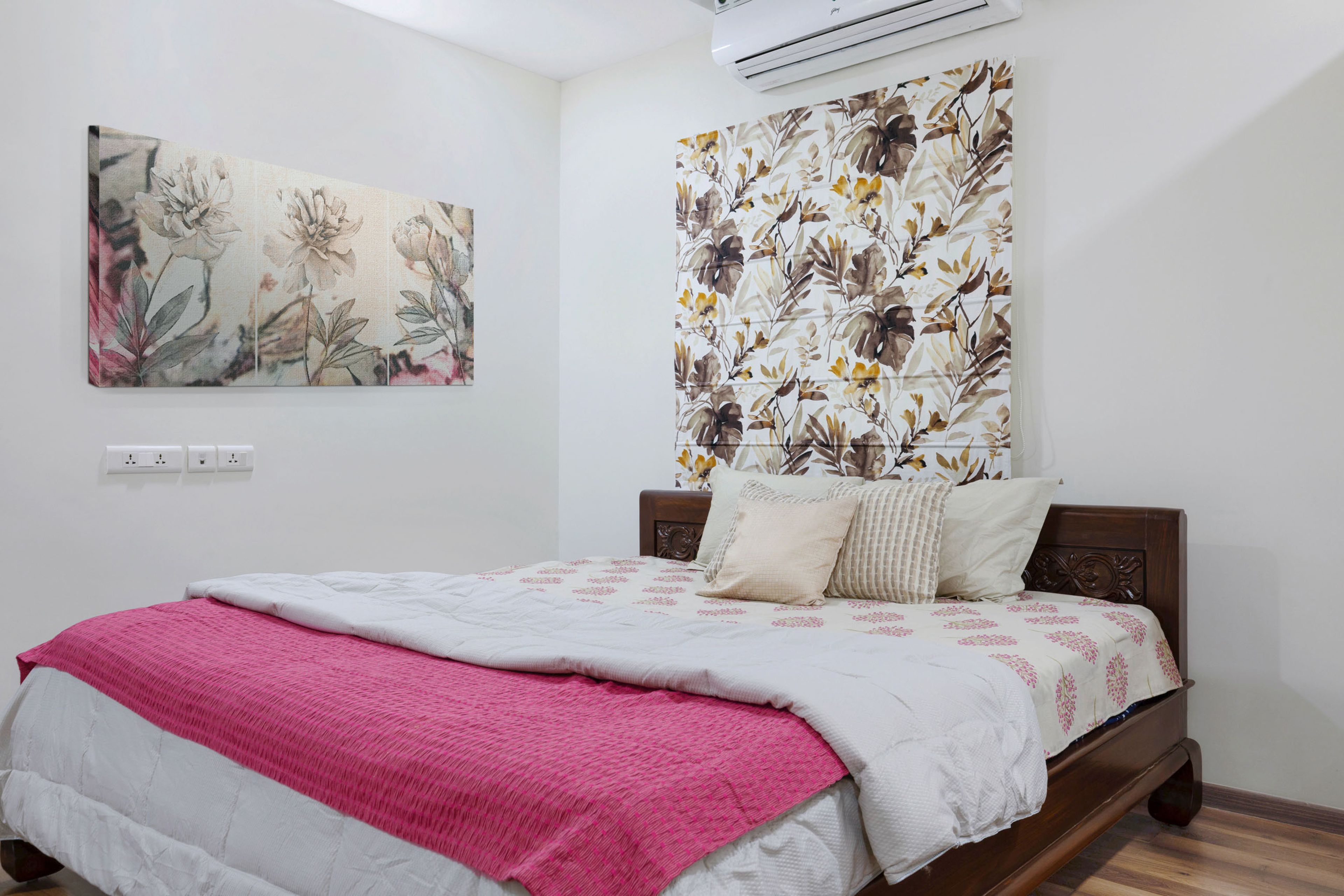 Kids bedroom with wood and pink bed and abstract floral wall art - Livspace