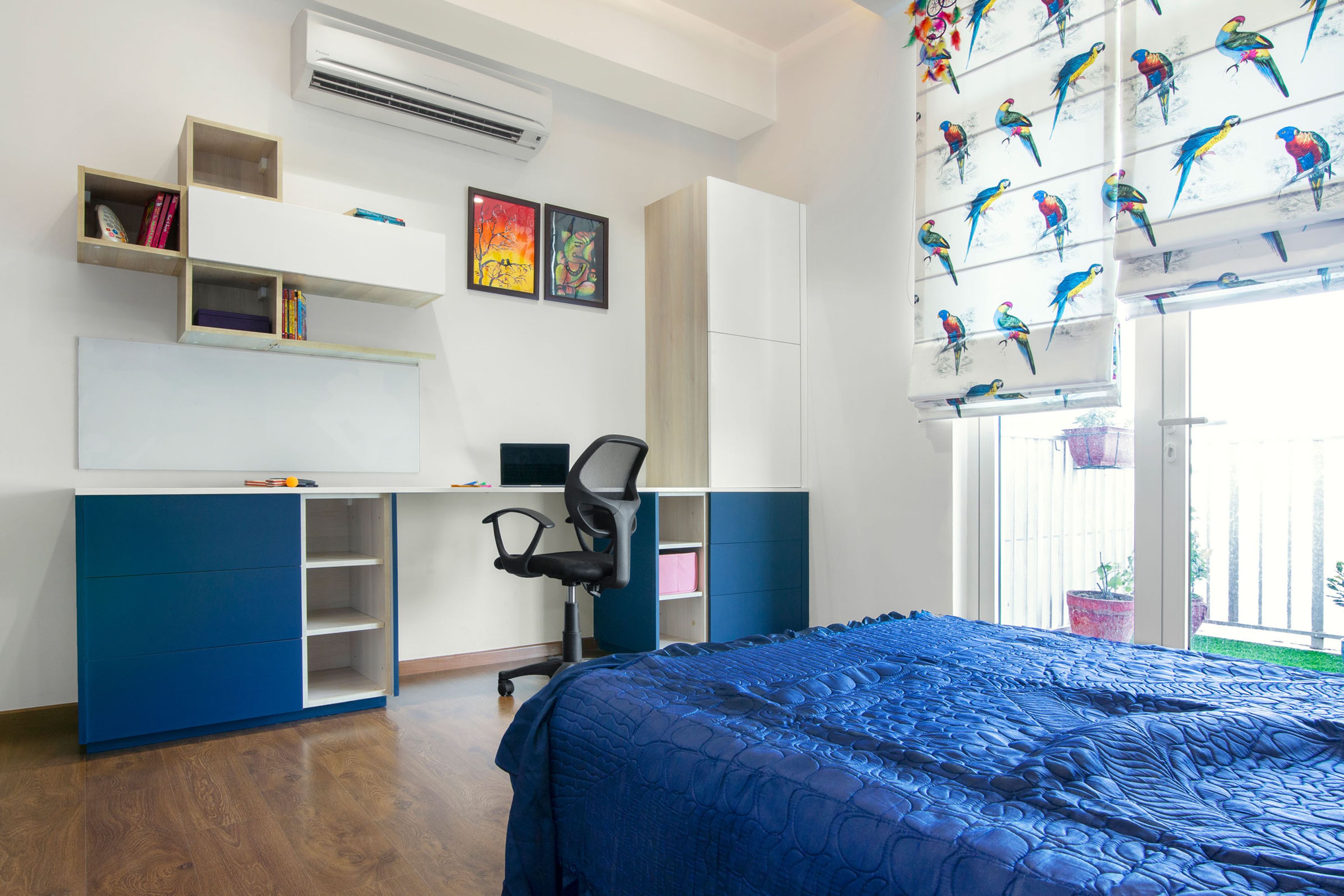 Kids Bedroom Design with Blue and White Study Unit