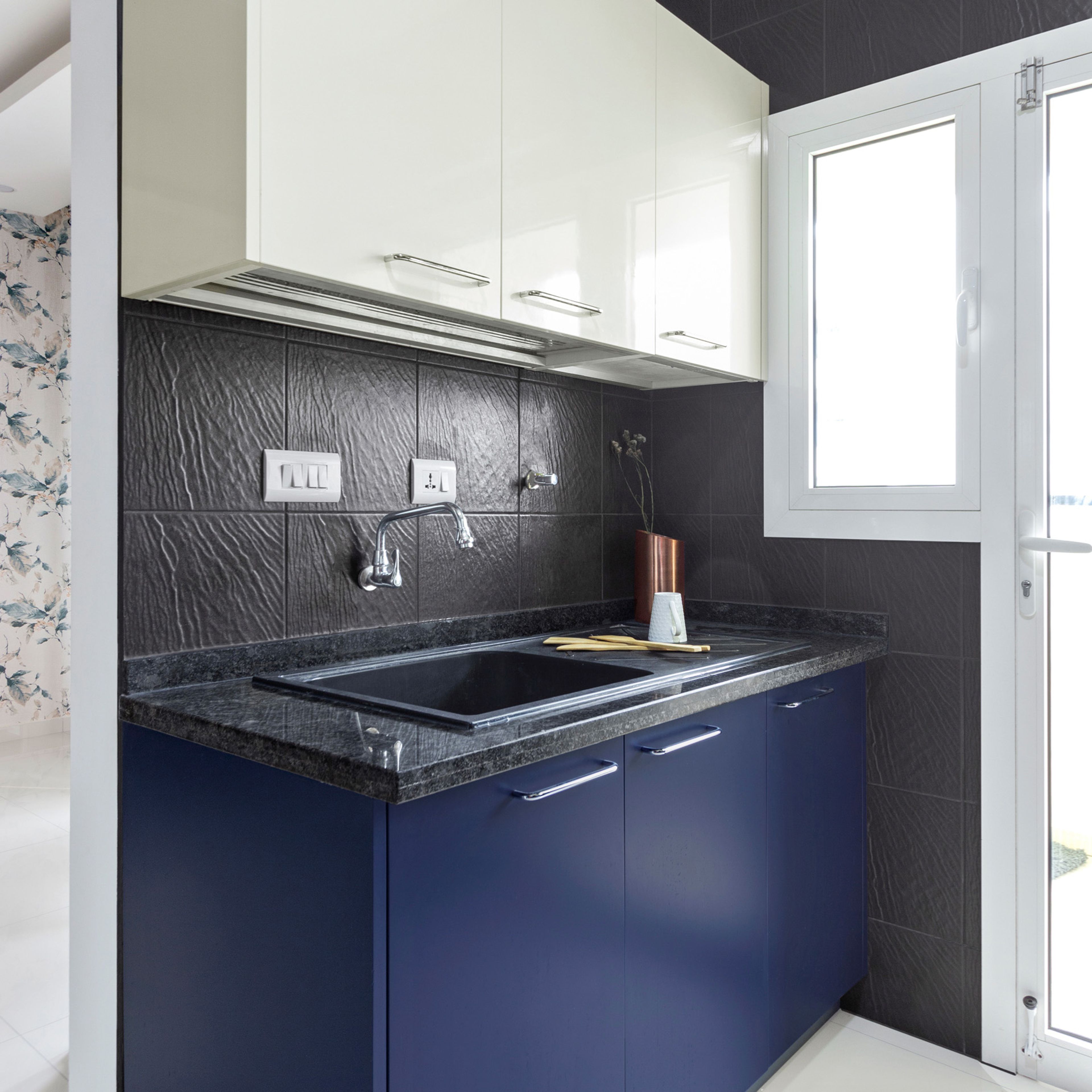 Blue L-Shaped Kitchen Design With Dark Grey Countertop