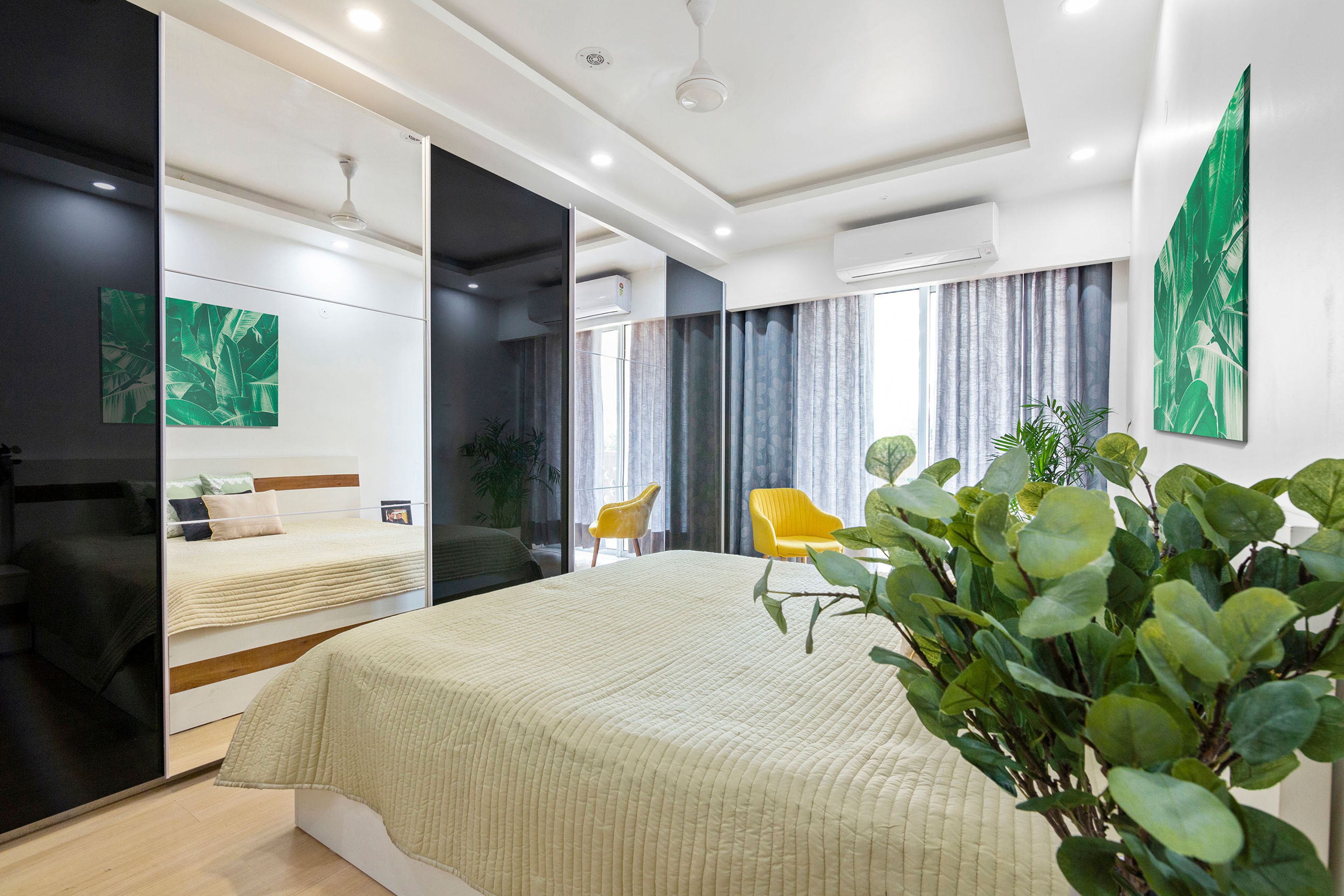 Master Bedroom With 5-Door Sliding Wardrobe With Black And Mirrored Shutters - Livspace