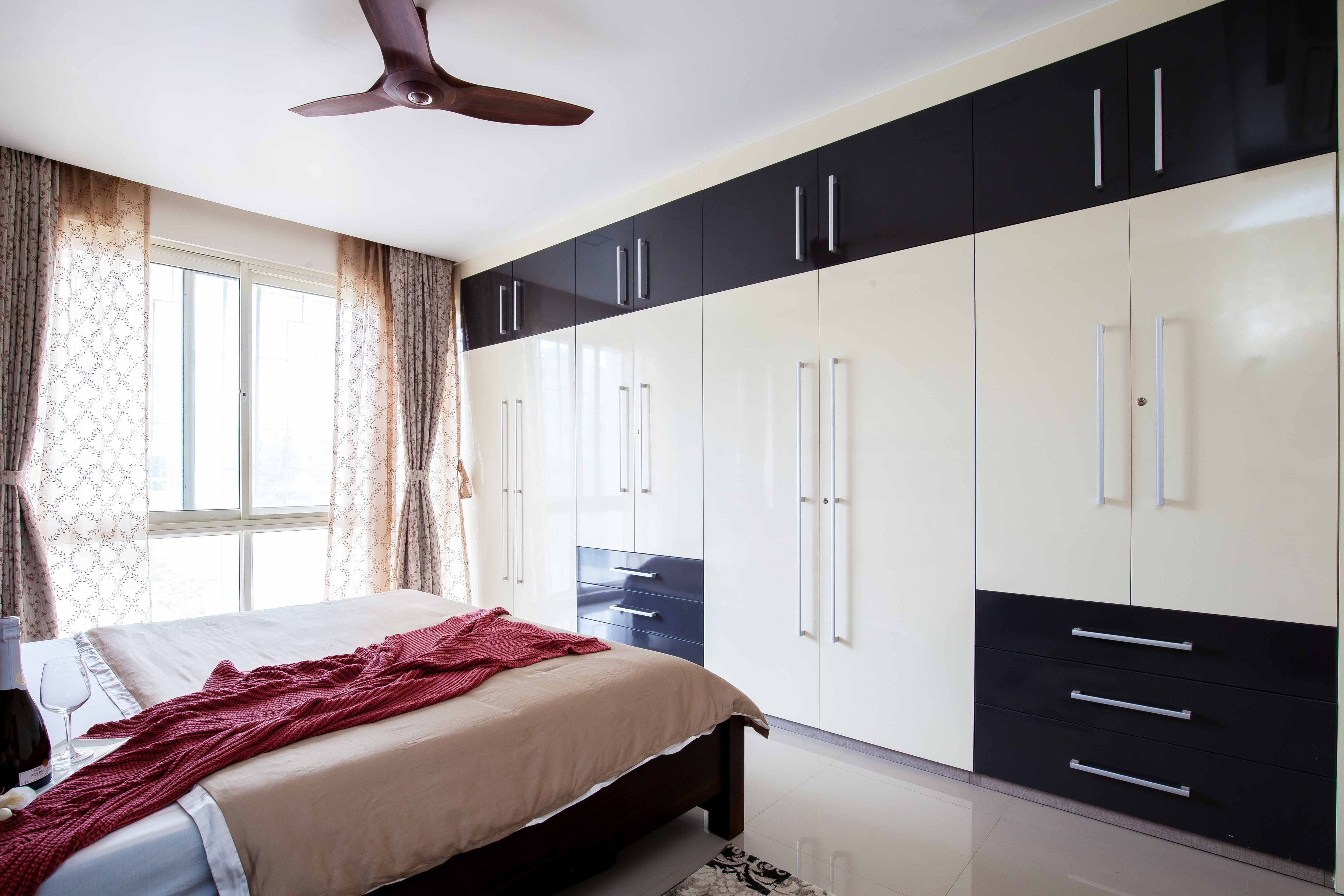 Contemporary 8-Door Swing Wardrobe Design With Glossy White And Black Shutters