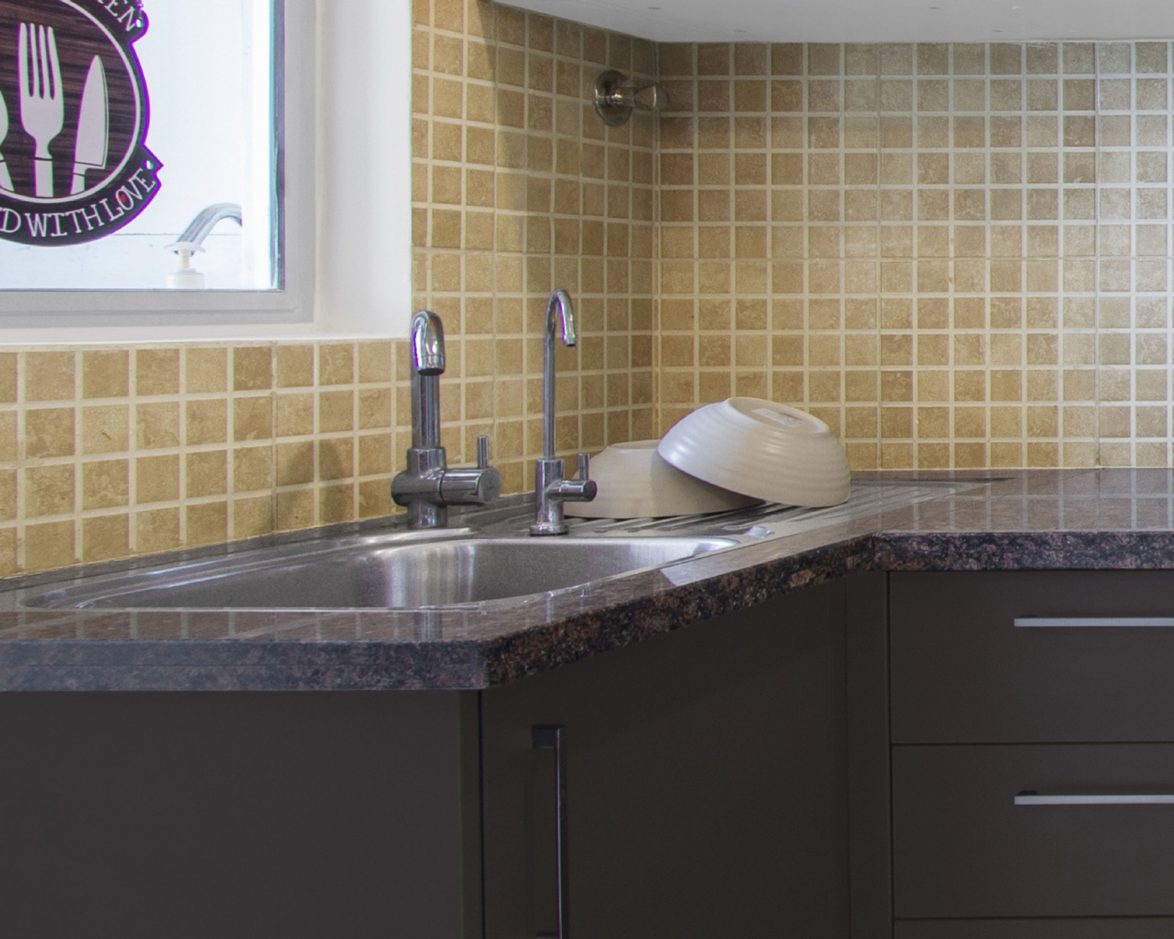 Modern Stainless Steel Kitchen Sink With Single Bowl And Drainboard