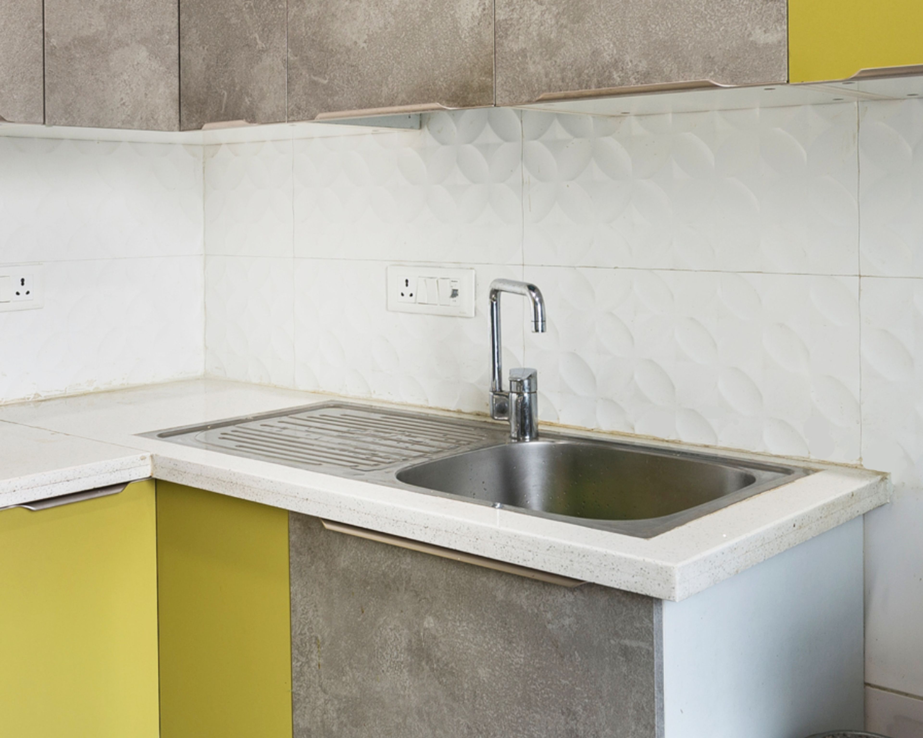 Minimal Stainless Steel Sink With Undermount Single Bowl And Drainboard