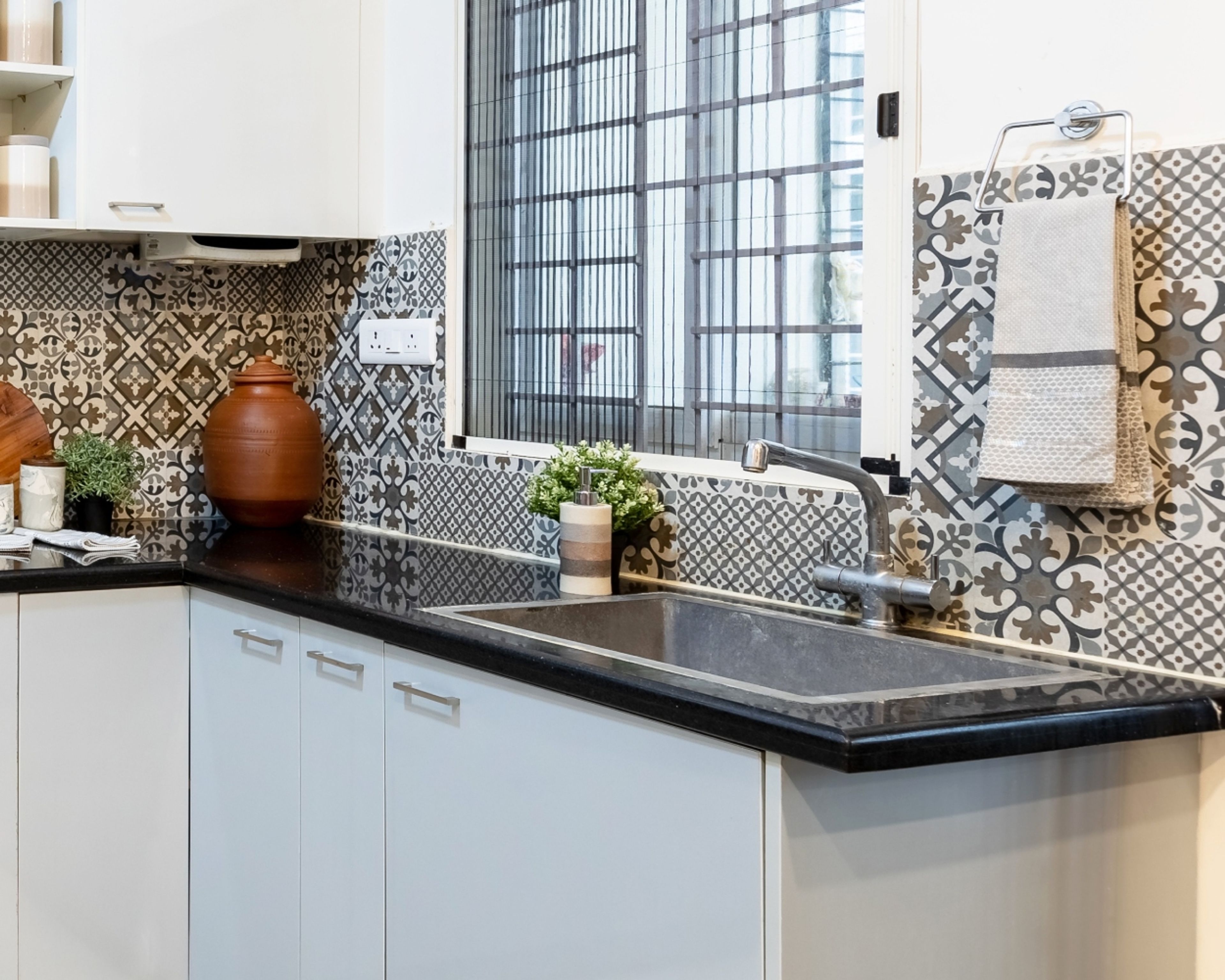 Modern Rectangular Stainless Steel Kitchen Sink With Moroccan Kitchen Backsplash