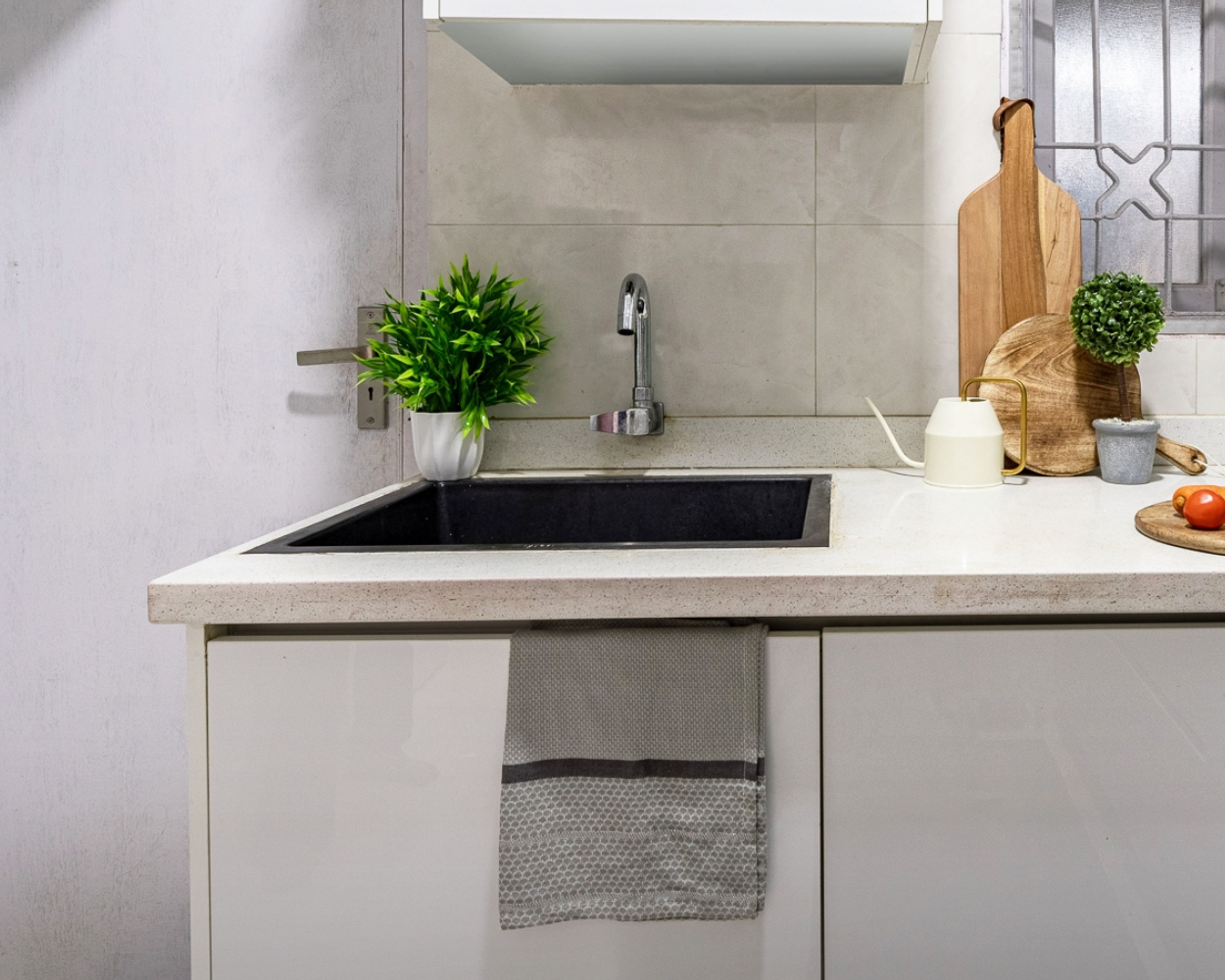 Single Bowl Modern Kitchen Sink With Black Quartz Finish