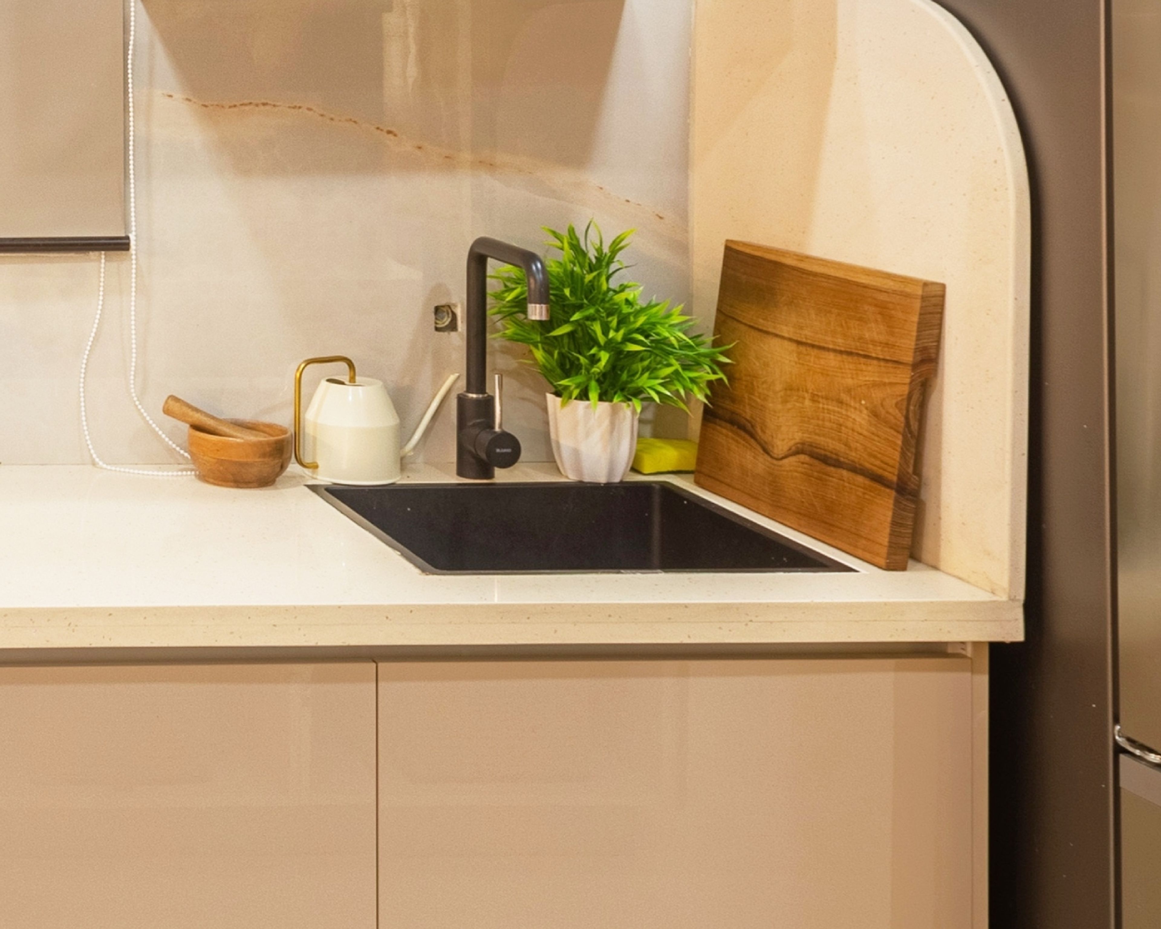 Minimal Black Quartz Single Bowl Basin Wash With Marble Backsplash