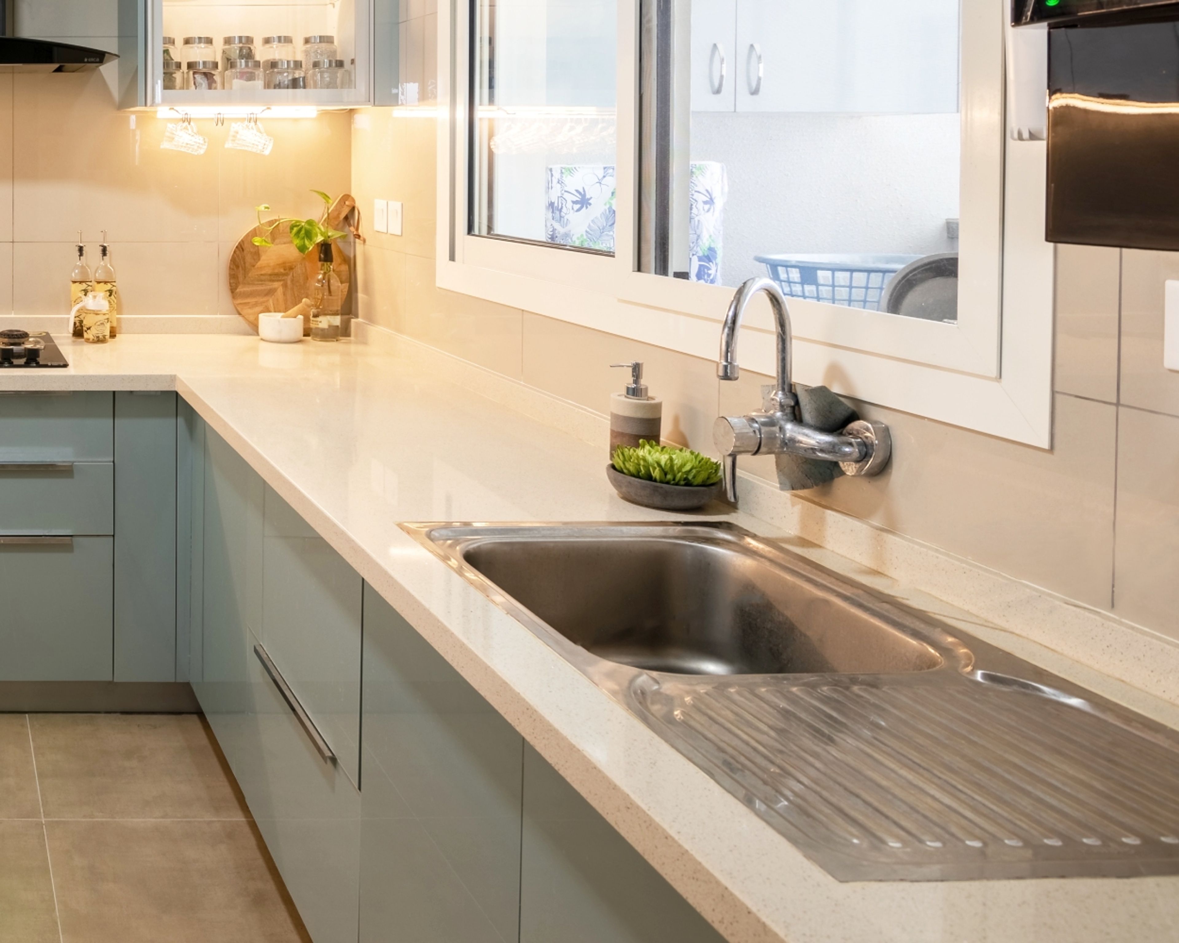Modern Kitchen Sink With Single Bowl And Drainboard