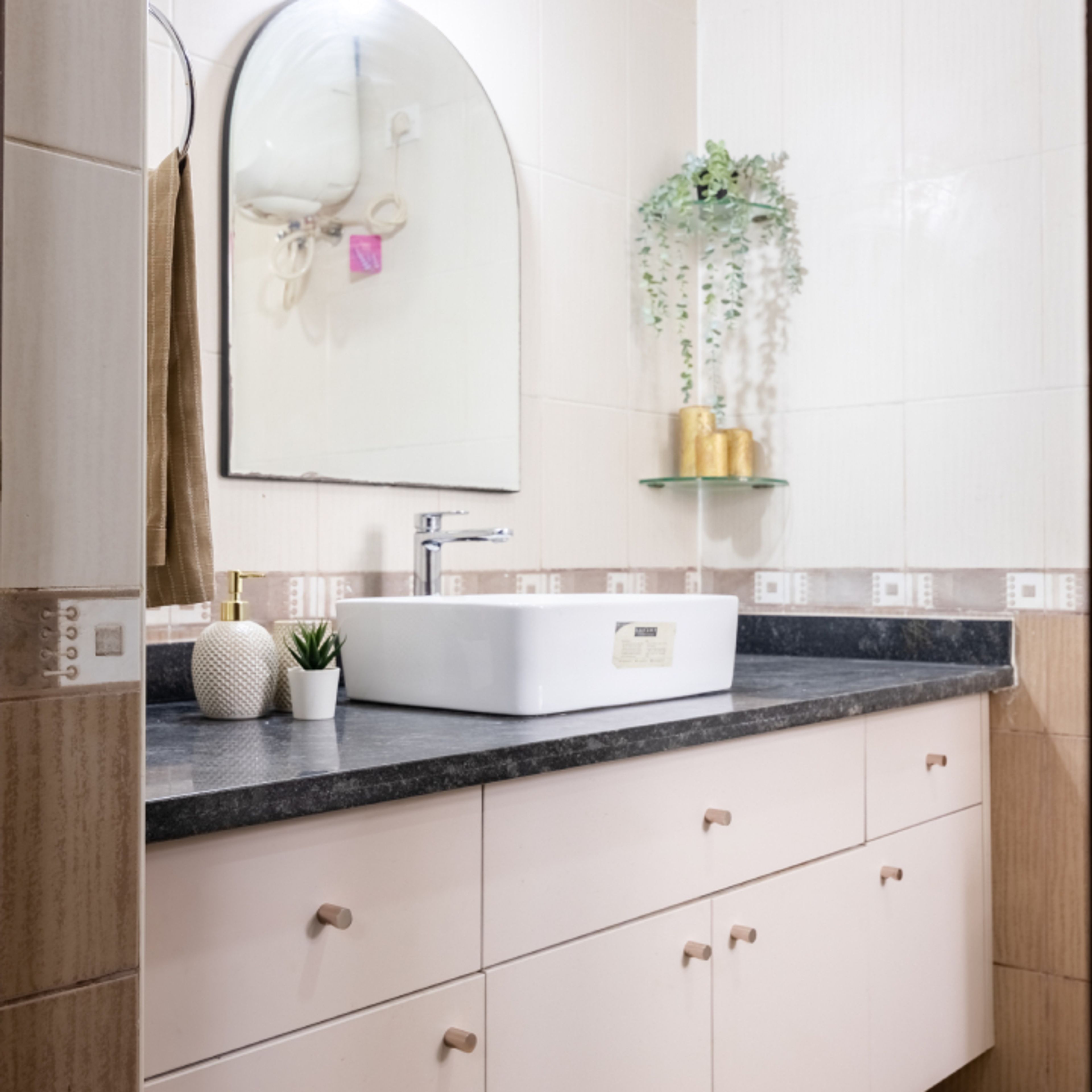 Modern Bathroom Design In Brown And White With Arched Mirror