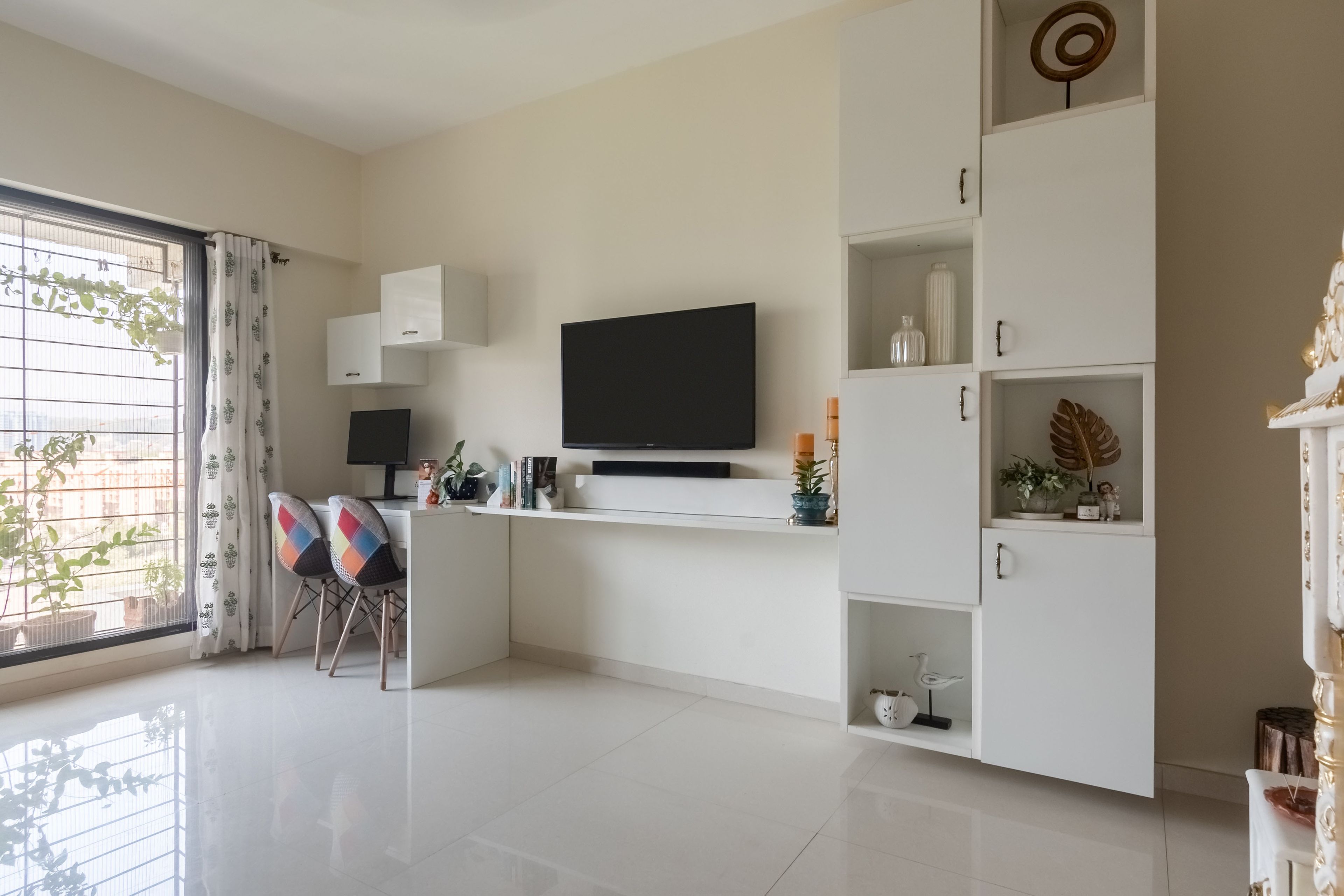 Modern Frosty White Home Office Design With Wall Storage