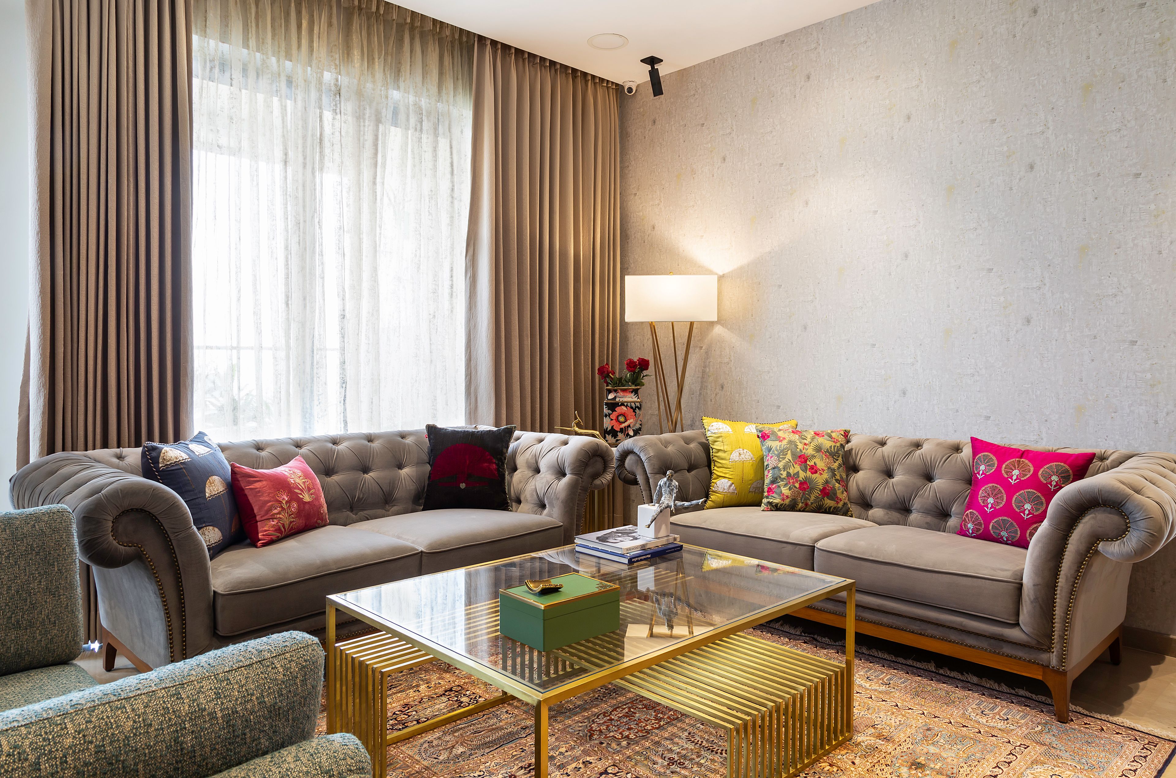 Contemporary Style Spacious Convenient Living Room