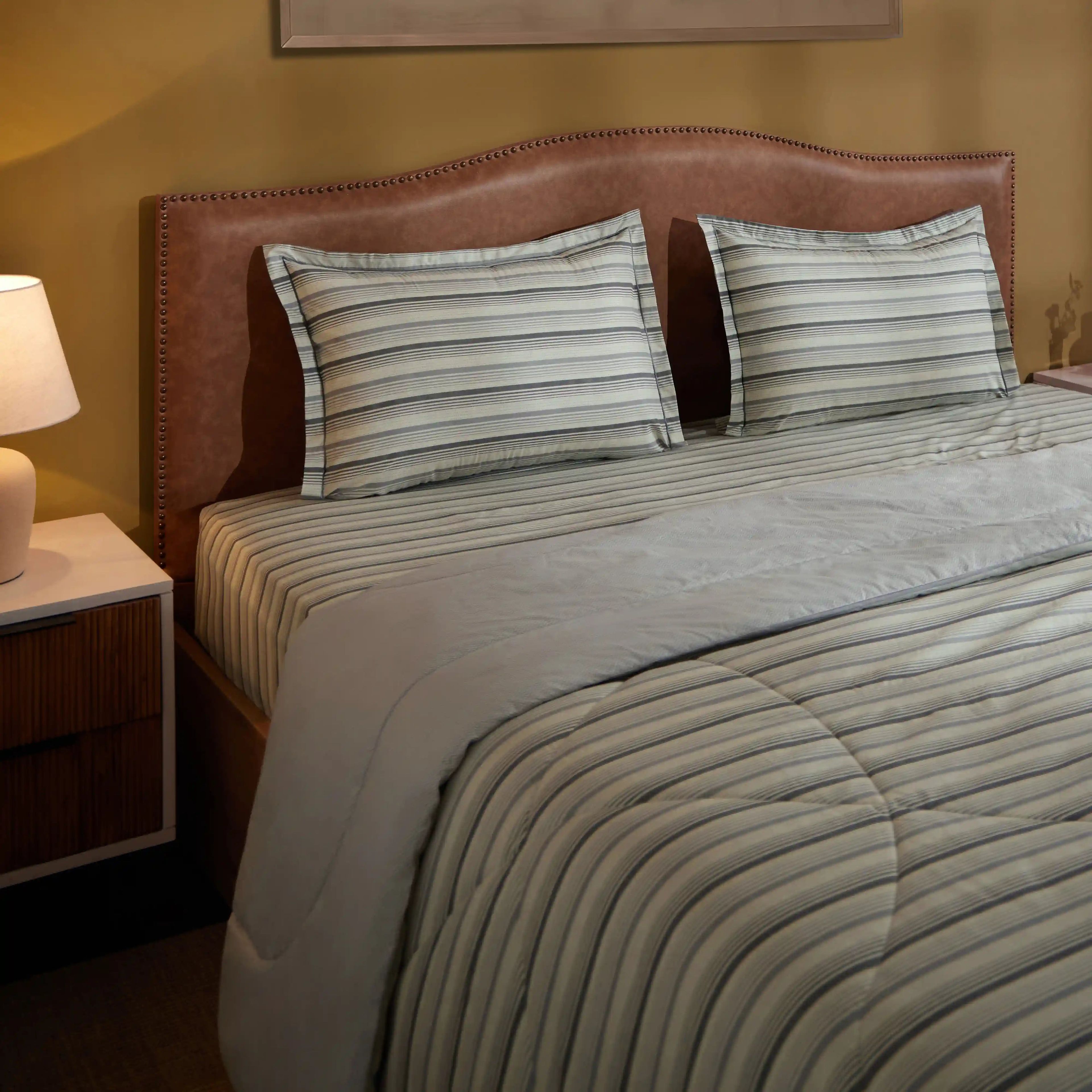 Threadscapes | Woven Textured Printed 120GSM Reversible Comforter-Black & White