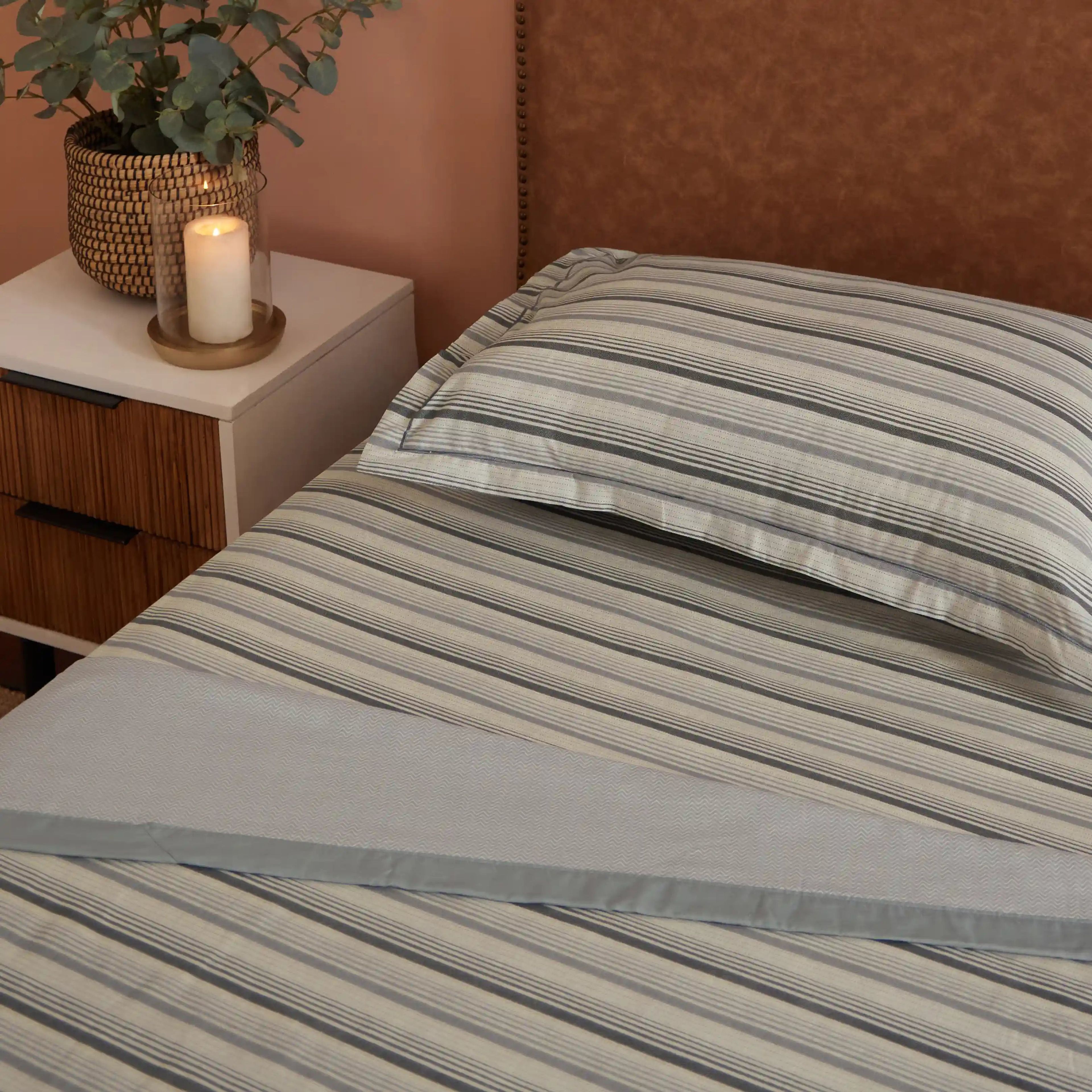 Threadscapes | Woven Textured Printed Reversible Dohar with Super Soft Flannel Layering-Black & White