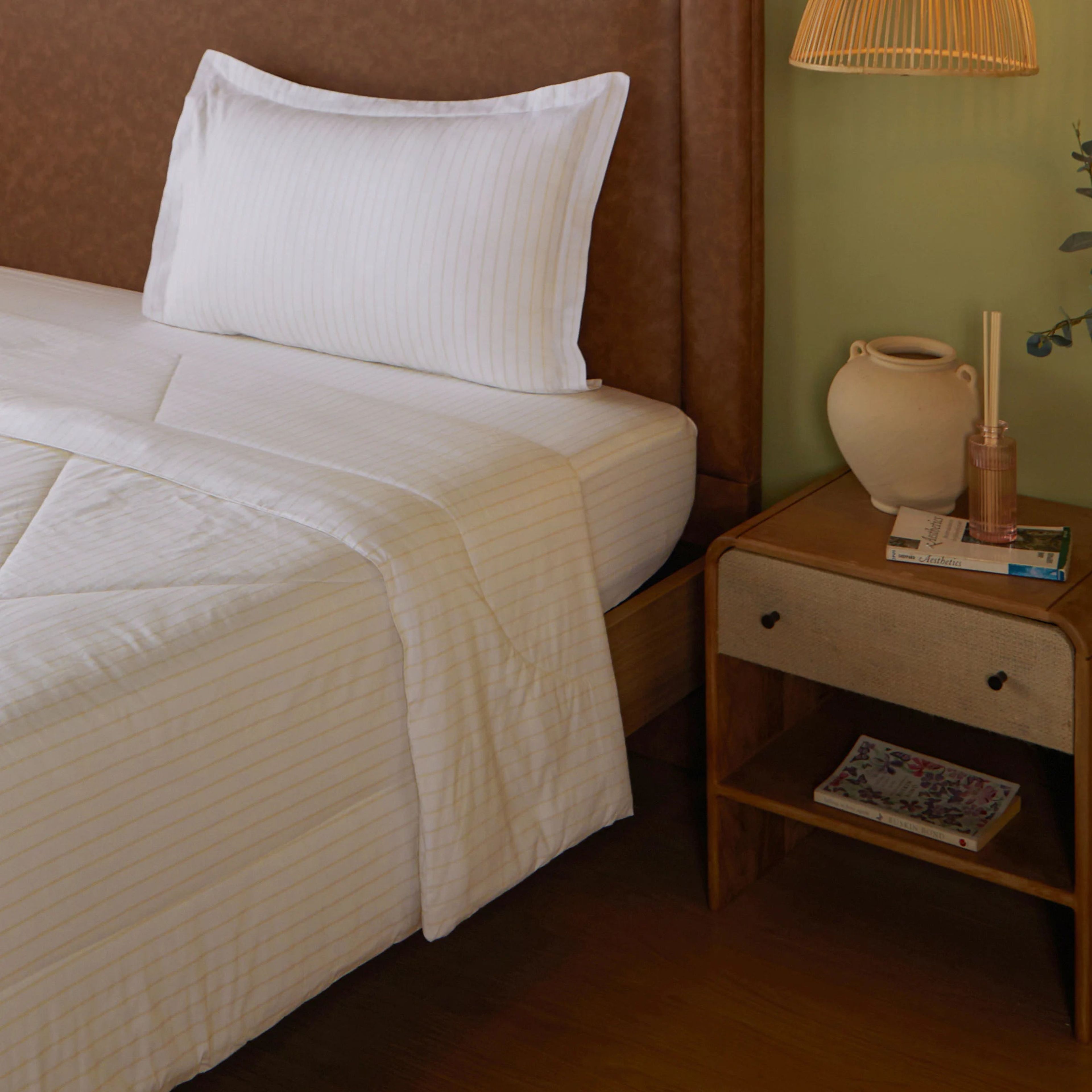 Bloomshire Classic | Everyday Charm Printed 120GSM Reversible Comforter-Beige