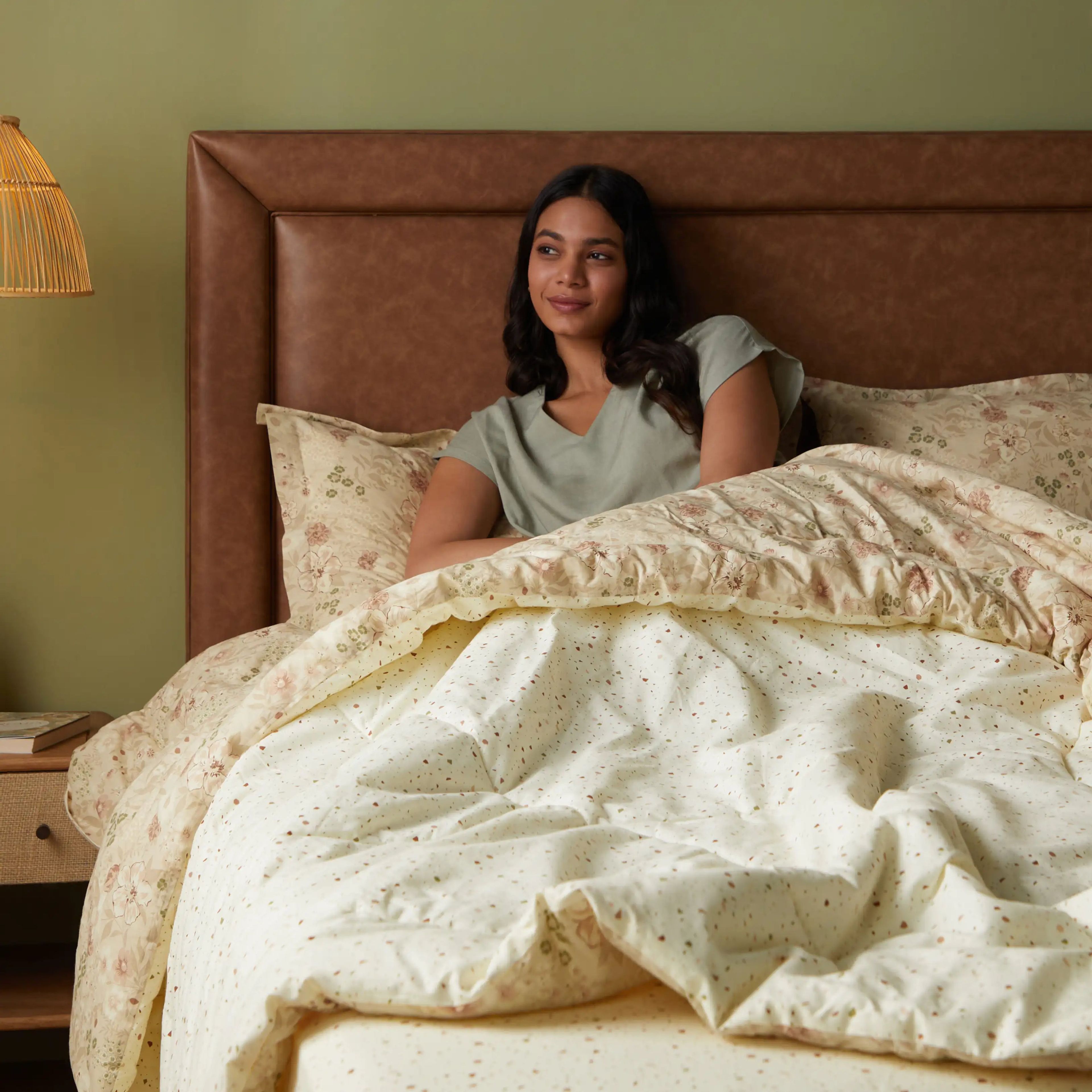 Mishella | Mix & Match Printed Coordinated Bedding Set | Set of Bedsheet & Comforter - Cream