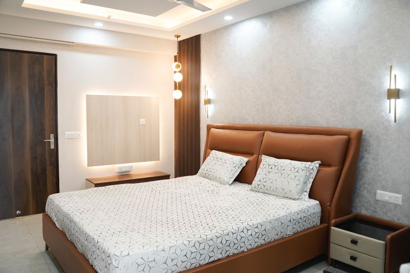 Contemporary Master Bedroom Design with Textured Wall and Wall Mounted ...